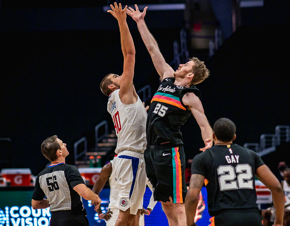 开云科技公司注册信息包含穆古鲁扎回归赛场，连败首场状态亮眼，快船观众沸腾！的词条